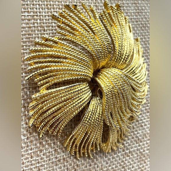 Monet Cordelia brooch, which was designed in 1963 by Leroy Miozzi Vintage Floral - Picture 5 of 11